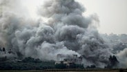 Rauch steigt nach einem israelischen Luftangriff im Gazastreifen auf. © AP/dpa Foto: Leo Correa