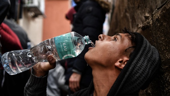 Ein palästinensischer Junge tringt Wasser aus einer Plastikflasche © picture alliance / Anadolu Foto: Abed Zagout