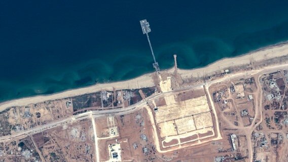 Dieses von Maxar Technologies via AP veröffentlichte Satellitenfoto zeigt den neuen Pier vor Gaza und Hilfsgütertransporter. © Uncredited/Maxar Technologies/AP/dpa 