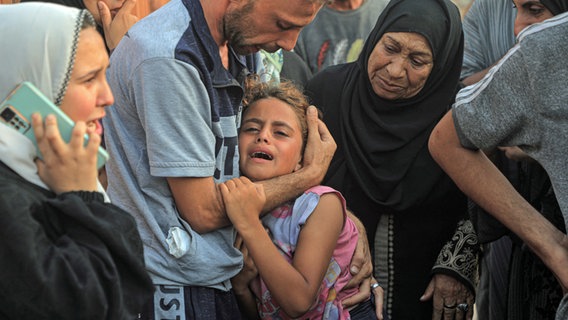 Ein Mädchen trauert im Nasser Medical Hospital in der Stadt Chan Yunis im südlichen Gazastreifen um die bei israelischen Angriffen getöteten Opfer. © Xinhua/dpa Foto: Rizek Abdeljawad