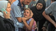 Ein Mädchen trauert im Nasser Medical Hospital in der Stadt Chan Yunis im südlichen Gazastreifen um die bei israelischen Angriffen getöteten Opfer. © Xinhua/dpa Foto: Rizek Abdeljawad
