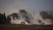 Israelische Panzerfahrzeuge bewegen sich in der Nähe der Grenze zwischen Israel und Gaza. © AP/dpa Foto: Leo Correa