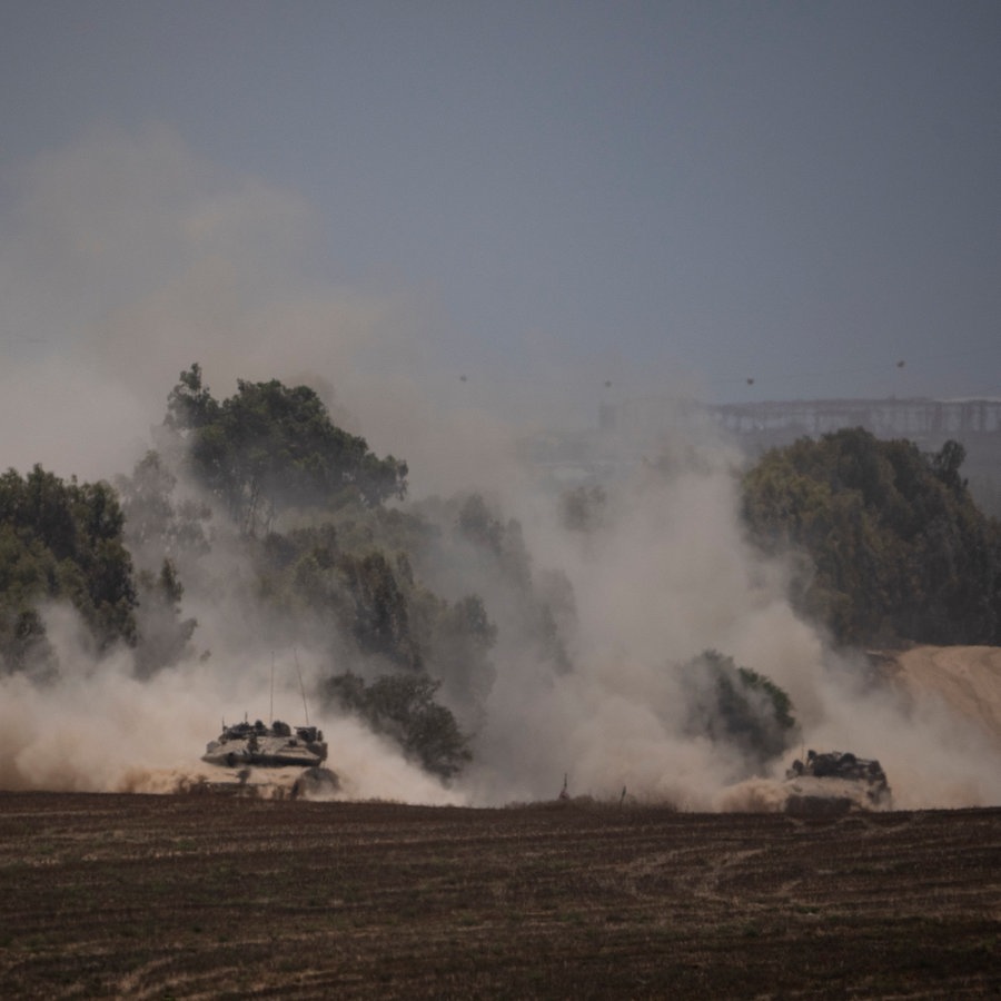 Israelische Panzerfahrzeuge bewegen sich in der Nähe der Grenze zwischen Israel und Gaza. © AP/dpa Foto: Leo Correa