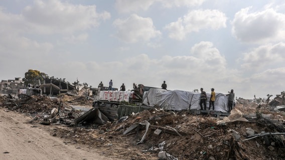 Zerstörte Straßen aufgrund eines israelischen Luftangriffs auf Gaza. © picture alliance / Anadolu | Abed Rahim Khatib Foto: Abed Rahim Khatib