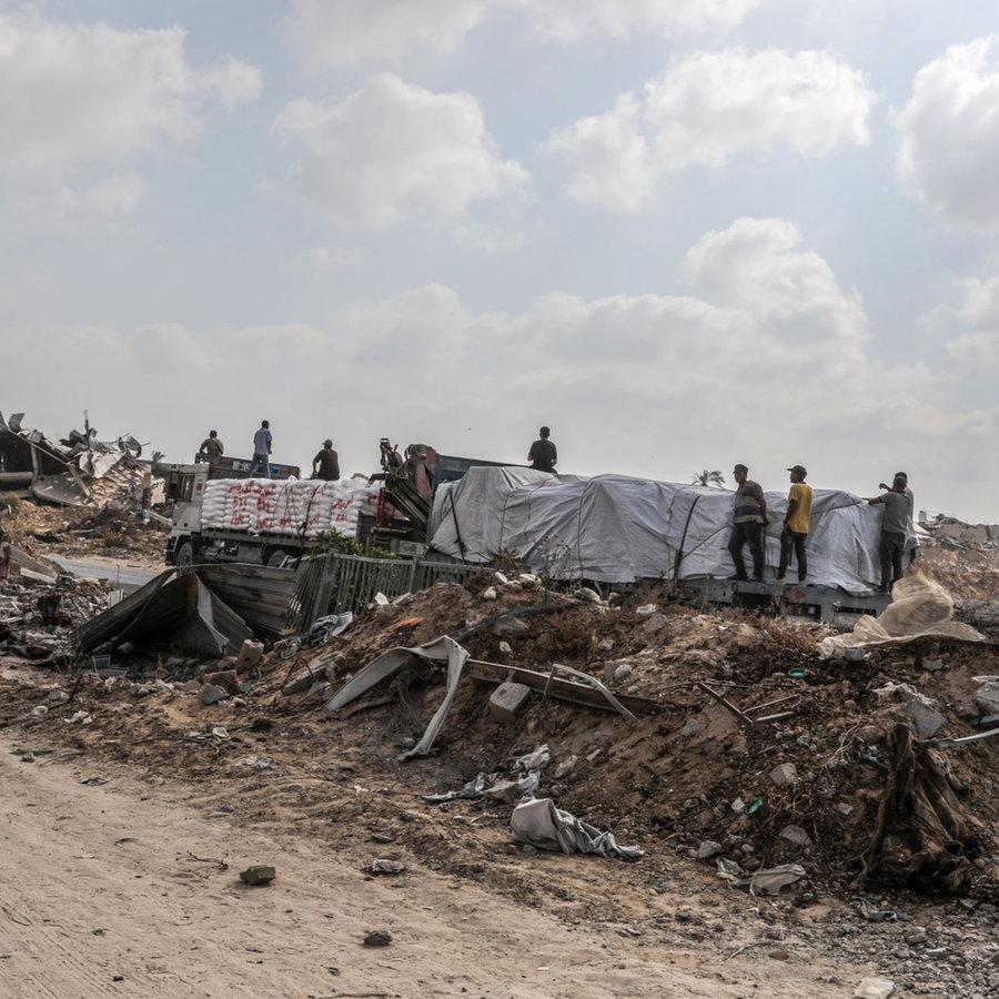 Zerstörte Straßen aufgrund eines israelischen Luftangriffs auf Gaza. © picture alliance / Anadolu | Abed Rahim Khatib Foto: Abed Rahim Khatib