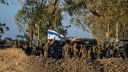 Israelische Soldaten stehen neben Mörserwerfern in einer Stellung nahe der Grenze zwischen Israel und Gaza. © AP Foto: Ohad Zwigenberg