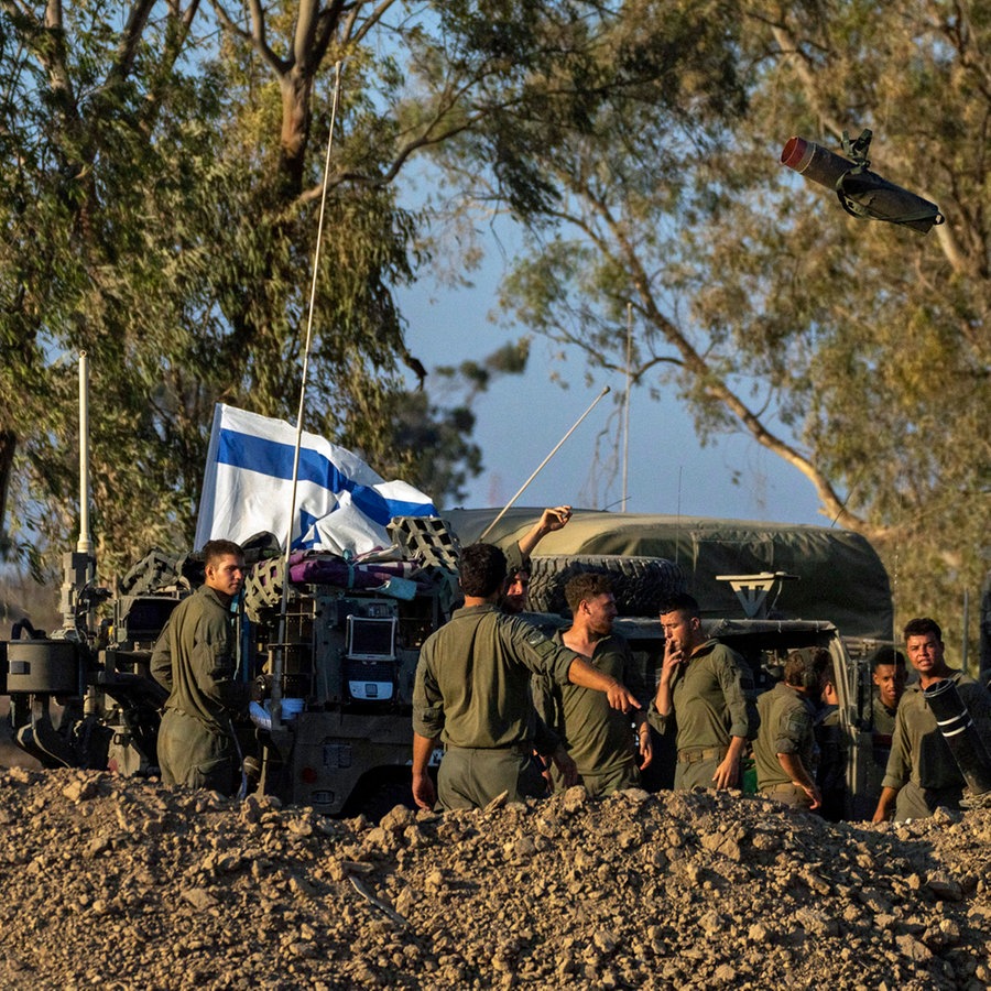 Israelische Soldaten stehen neben Mörserwerfern in einer Stellung nahe der Grenze zwischen Israel und Gaza. © AP Foto: Ohad Zwigenberg