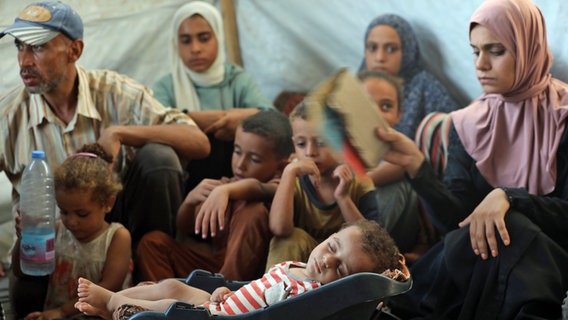 Der palästinensische Säugling Abdul Rahman Abu Al-Jidyan, 11 Monate, der an Polio erkrankt ist, wird von seiner Familie in einem Zelt in einer Unterkunft für Vertriebene im Zentrum des Gazastreifens versorgt. © APA Images via ZUMA Press Wire/dpa Foto: Naaman Omar