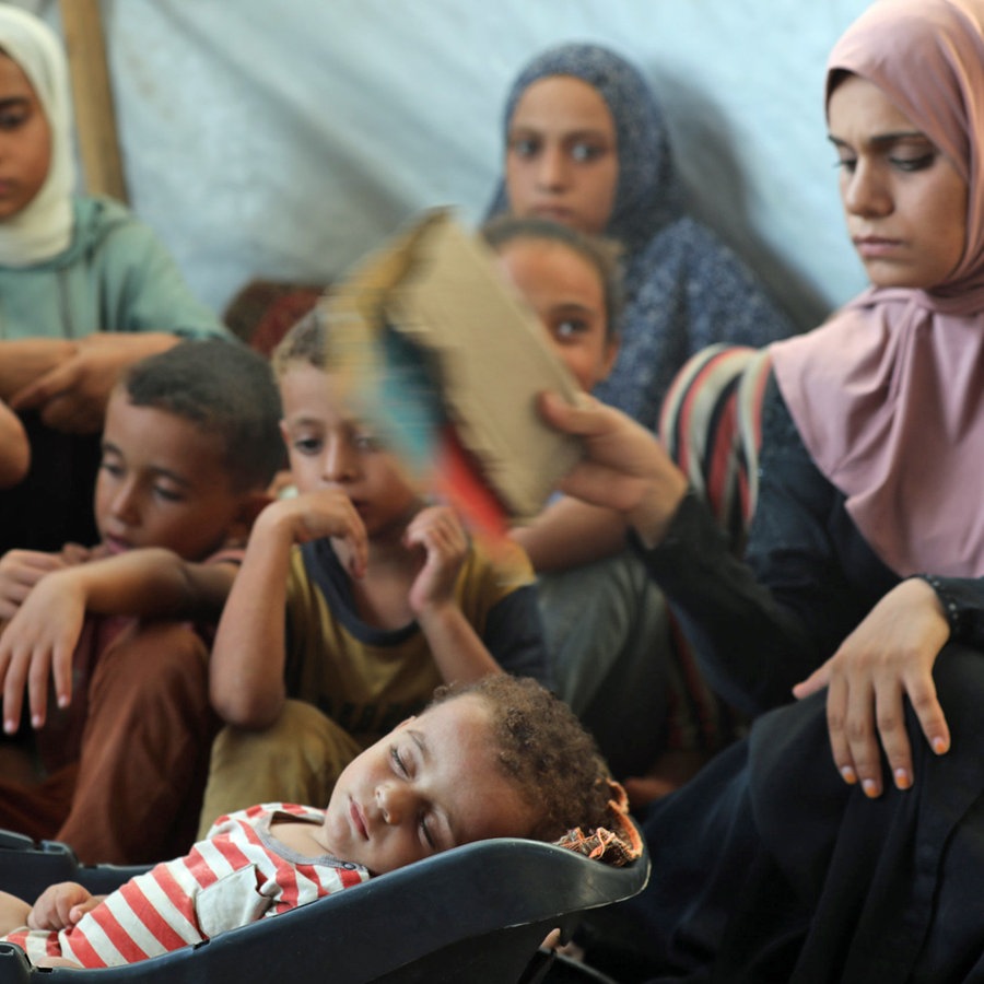 Der palästinensische Säugling Abdul Rahman Abu Al-Jidyan, 11 Monate, der an Polio erkrankt ist, wird von seiner Familie in einem Zelt in einer Unterkunft für Vertriebene im Zentrum des Gazastreifens versorgt. © APA Images via ZUMA Press Wire/dpa Foto: Naaman Omar