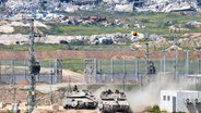 Israelische Panzer manövrieren an der Grenze zum nördlichen Gazastreifen. © AP/dpa Foto: Ohad Zwigenberg