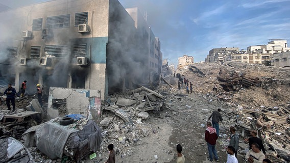 Rauch ist nach einem israelischen Luftangriff im Stadtteil el-Rimal in Gaza (Israel) zu sehen. © APA Images via ZUMA Press Wire/dpa Foto: Hadi Daoud