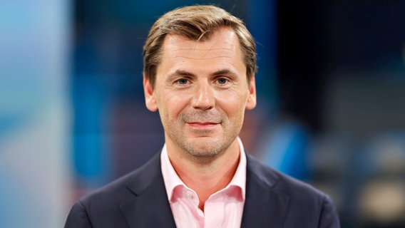 Ein Porträtbild von Daniel Gerlach, Journalist, Chefredakteur und Gründer des Magazins "Zenith", aufgenommen in einem TV-Studio des WDR. © Panama Pictures Foto: Christoph Hardt