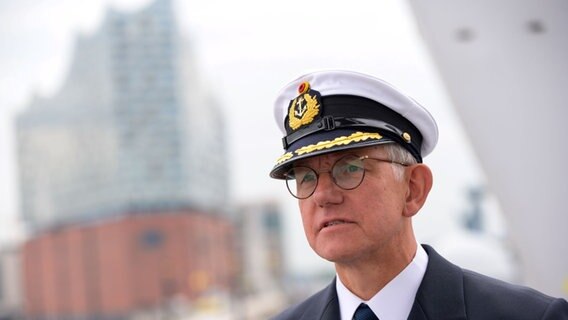 Der Kommandeur Landeskommando Hamburg, Kapitän zur See Michael Giss steht auf der niederländischen Fregatte «De Zeven Provincien» an der Überseebrücke vor der Elbphilharmonie. © picture alliance/dpa | Jonas Walzberg Foto:  Jonas Walzberg