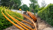 Verlegung von Glasfaserkabeln unter einem Gehweg in Essen. © picture alliance Foto: Jochen Tack