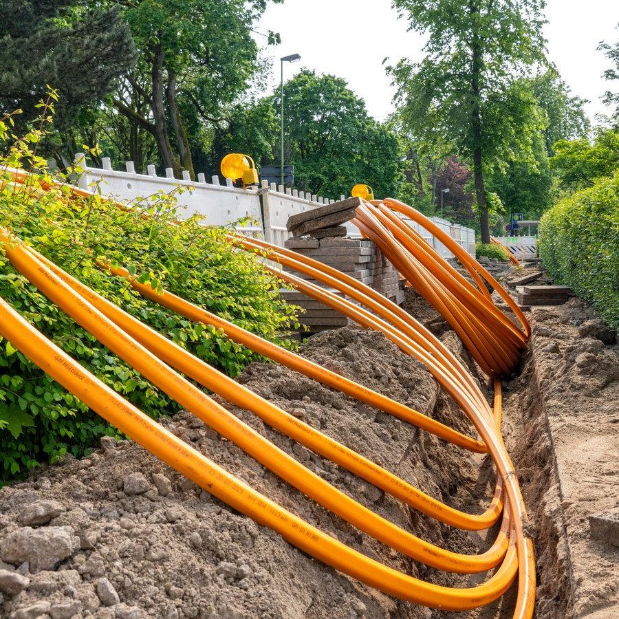 Verlegung von Glasfaserkabeln unter einem Gehweg in Essen. © picture alliance Foto: Jochen Tack