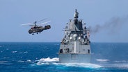 Die russische Fregatte "Admiral Grigorowitsch" fährt im Mittelmeer vor der Küste von Tartus (Syrien), während ein russischer Hubschrauber vom Typ "Kamov Ka-27" von ihrem Flugdeck aus startet. © Uncredited/Russian Defense Ministry Press Service/dpa 