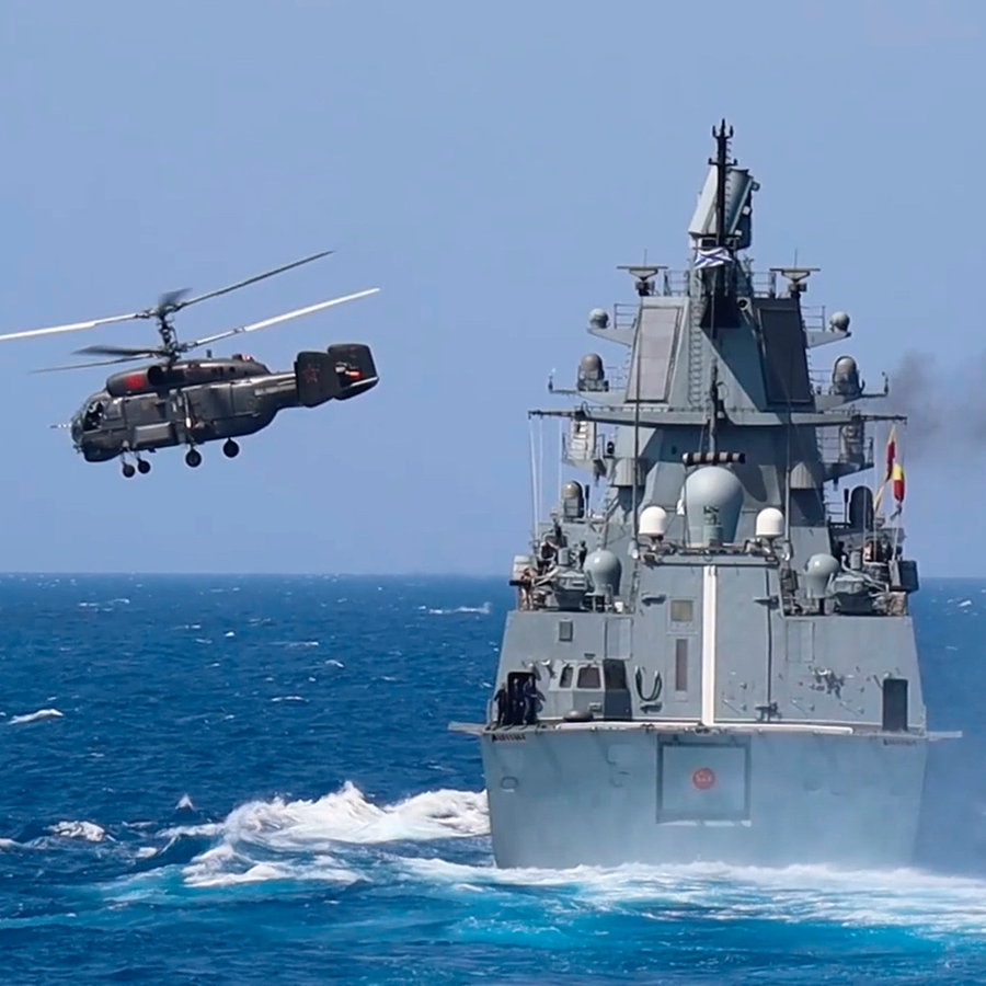 Die russische Fregatte "Admiral Grigorowitsch" fährt im Mittelmeer vor der Küste von Tartus (Syrien), während ein russischer Hubschrauber vom Typ "Kamov Ka-27" von ihrem Flugdeck aus startet. © Uncredited/Russian Defense Ministry Press Service/dpa 