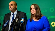 Die beiden Co-Parteivorsitzenden Ricarda Lang (rechts) und Omid Nouripour (links) sprechen bei einer Pressekonferenz in der Bundesgeschäftsstelle von "Bündnis 90/Die Grünen". © dpa Foto: Fabian Sommer