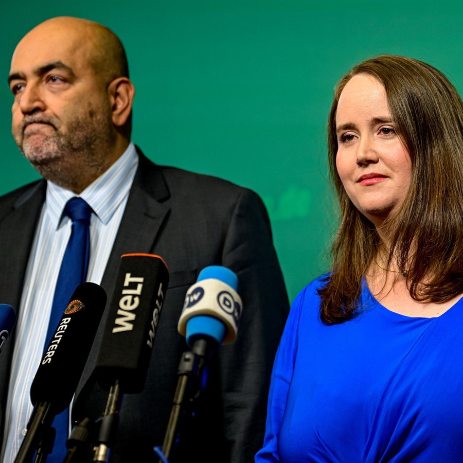 Die beiden Co-Parteivorsitzenden Ricarda Lang (rechts) und Omid Nouripour (links) sprechen bei einer Pressekonferenz in der Bundesgeschäftsstelle von "Bündnis 90/Die Grünen". © dpa Foto: Fabian Sommer