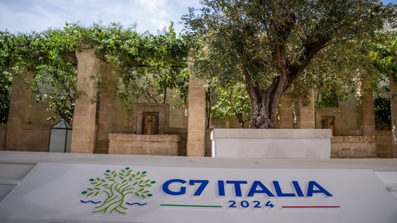 Das Logo zum Gipfeltreffen der G7-Staaten in Borgo Egnazia in Italien. © dpa Foto: Michael Kappeler