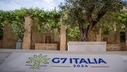 Das Logo zum Gipfeltreffen der G7-Staaten in Borgo Egnazia in Italien. © dpa Foto: Michael Kappeler