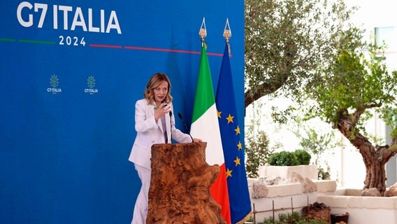 Die italienische Ministerpräsidentin Giorgia Meloni spricht während einer abschließenden Pressekonferenz während des G7-Gipfels in Borgo Egnazia in Italien. © AP/dpa Foto: Domenico Stinellis