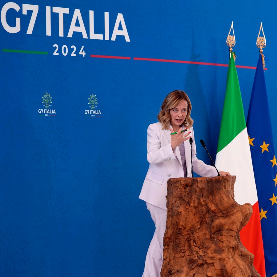 Die italienische Ministerpräsidentin Giorgia Meloni spricht während einer abschließenden Pressekonferenz während des G7-Gipfels in Borgo Egnazia in Italien. © AP/dpa Foto: Domenico Stinellis