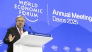 Der Generalsekretär der Vereinten Nationen, Antonio Guterres, spricht während einer Plenarsitzung in der Kongresshalle während der 55. Jahrestagung des Weltwirtschaftsforums (WEF) in Davos. © KEYSTONE/dpa Foto: Laurent Gillieron