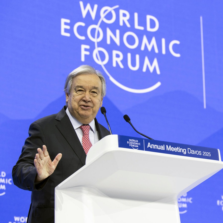 Der Generalsekretär der Vereinten Nationen, Antonio Guterres, spricht während einer Plenarsitzung in der Kongresshalle während der 55. Jahrestagung des Weltwirtschaftsforums (WEF) in Davos. © KEYSTONE/dpa Foto: Laurent Gillieron