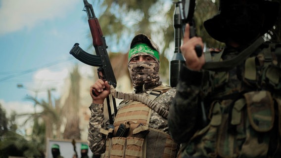 Bewaffnete und maskierte Hamas-Kämpfer (Archivbild) © picture alliance / abaca /ABACA Foto:  Habboub Ramez