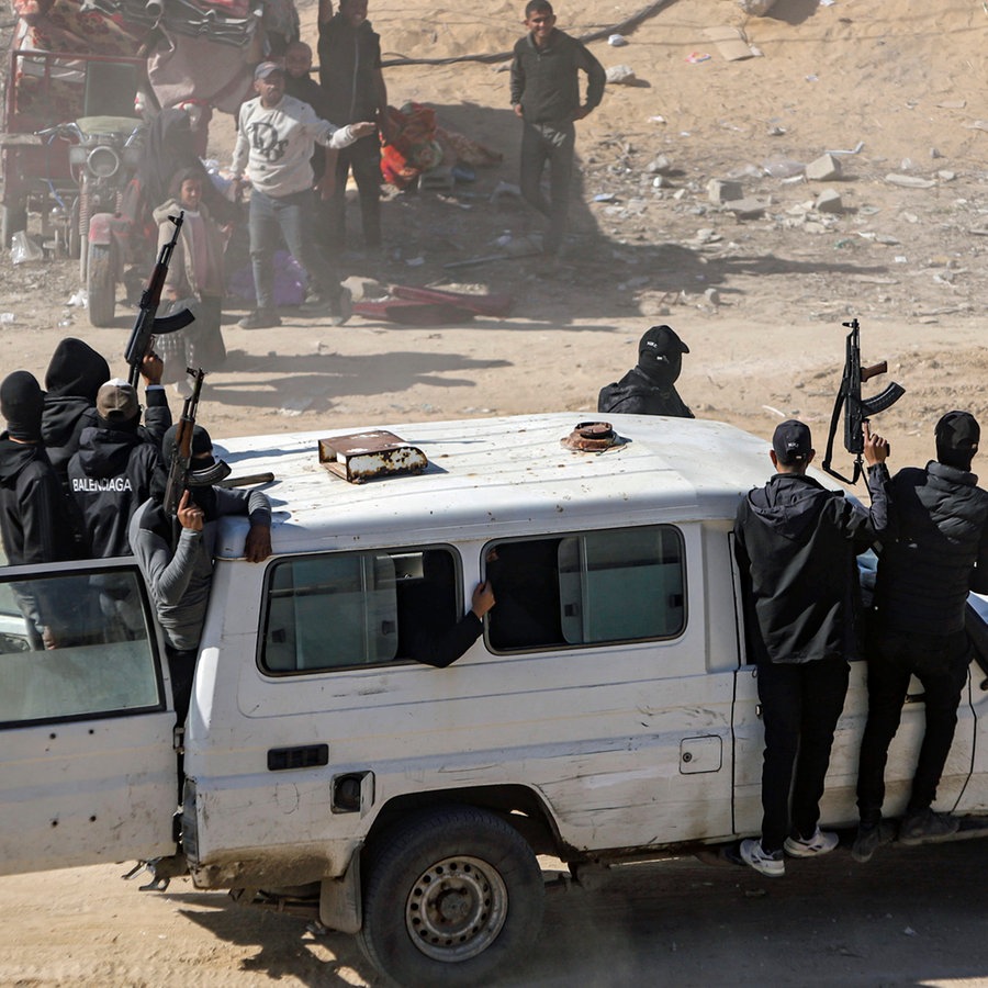 Kämpfer der Terrororganisation Hamas fahren bewaffnet in einem Jeep in Rafah im Gazastreifen (Israel). © AP/dpa Foto: Jehad Alshrafi