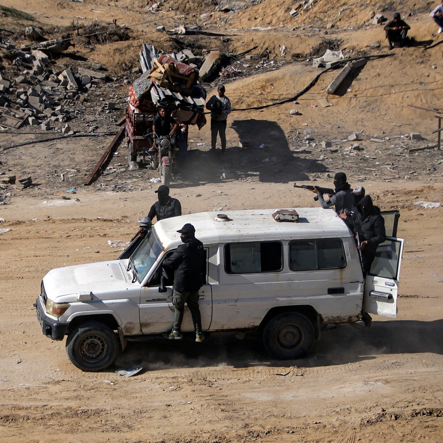 Kämpfer der Terrororganisation Hamas fahren bewaffnet in einem Jeep in Rafah im Gazastreifen (Israel). © AP/dpa Foto: Jehad Alshrafi