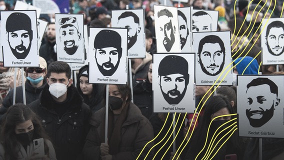 Mit Plakaten und Bildern der Ermordeten erinnern Teilnehmer einer Gedenkveranstaltung auf dem Marktplatz von Hanau an die Opfer der rassistisch motivierten Anschläge von Hanau im Jahr 2020. © picture alliance Foto: Boris Roessler