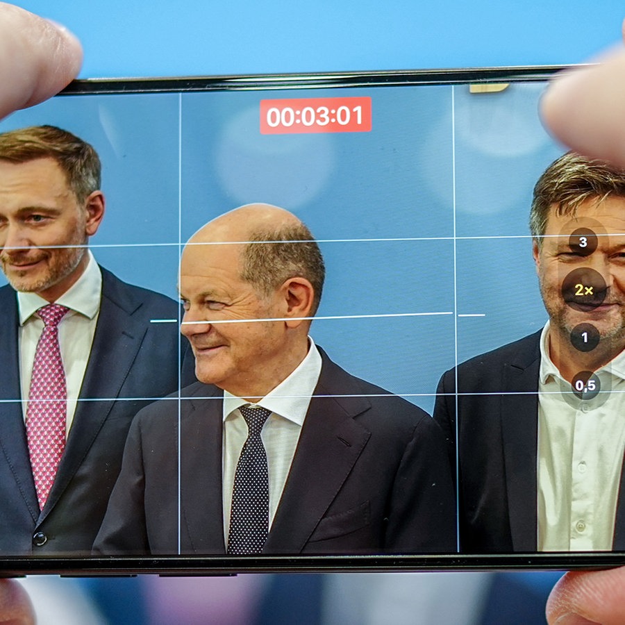 Bundeskanzler Olaf Scholz, Robert Habeck, und Christian Lindner nehmen an einer Pressekonferenz zum Haushaltsplan 2025 teil. © picture alliance Foto: Kay Nietfeld