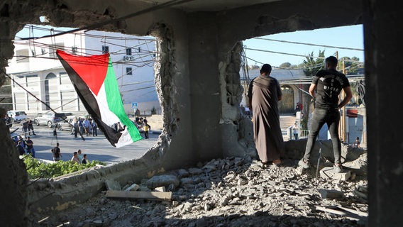 Palästinenser inspizieren das Gebäude in Hebron, nachdem die israelische Armee das Haus angegriffen und es vollständig zerstört hat. © APA Images via ZUMA Press Wire/dpa Foto: Mamoun Wazwaz