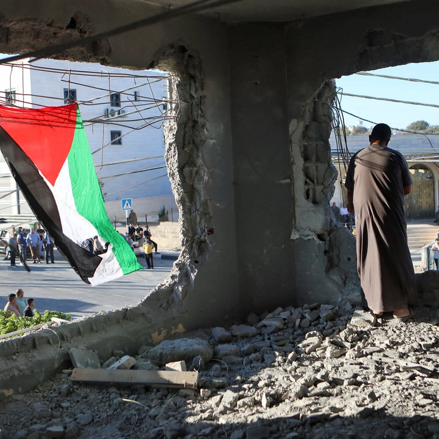 Palästinenser inspizieren das Gebäude in Hebron, nachdem die israelische Armee das Haus angegriffen und es vollständig zerstört hat. © APA Images via ZUMA Press Wire/dpa Foto: Mamoun Wazwaz