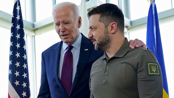 Der Präsident der USA, Joe Biden (links), steht neben dem Präsident der Ukraine, Wolodymyr Selenskyj (rechts), vor einer Arbeitssitzung zur Situation in der Ukraine während des G7-Gipfels in Hiroshima (Japan). © AP Pool/dpa Foto: Susan Walsh