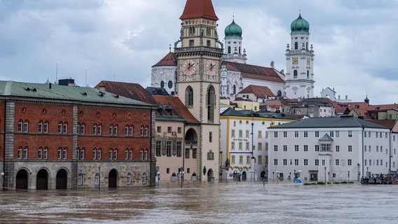Teile der Altstadt von Passau (Niederbayern) sind vom Hochwasser der Donau überflutet. © dpa Foto: Armin Weigel