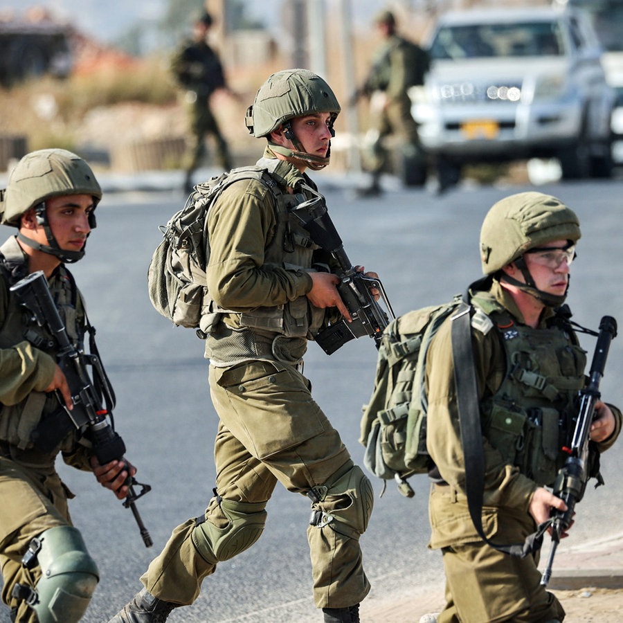 Israelische Soldaten blockieren eine Straße in Huwara im Westjordanland (Israel). © dpa Foto: Ilia Yefimovich
