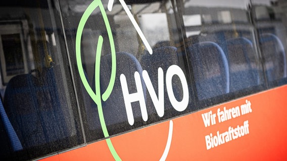 Auf einem Bus steht in großen Buchstaben "HVO", der Bus wird mit dem neuen Biokraftstoff betankt. © picture alliance Foto: Moritz Frankenberg