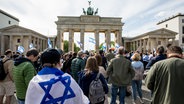 Demonstranten mit Isreal-Flaggen versammelten sich am Brandenburger Tor in Berlin. © picture alliance / Sipa USA | PRESSCOV Foto: Sipa USA | PRESSCOV