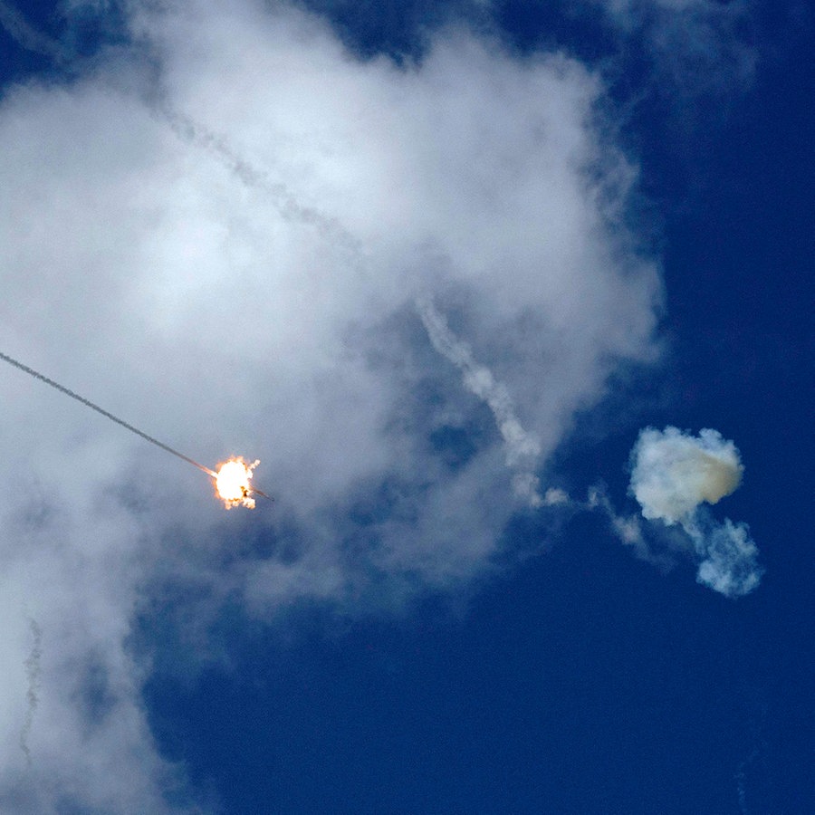 Das israelische Luftabwehrsystem Iron Dome feuert, um eine aus dem Gazastreifen abgefeuerte Rakete abzufangen. © AP/dpa Foto: Leo Correa