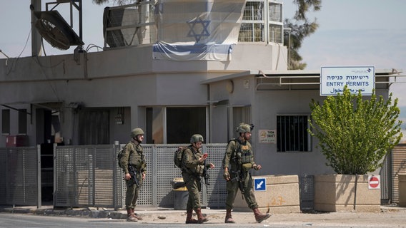 Israelische Soldaten stehen in der Nähe des Ortes eines tödlichen Schusswechsels Wache, bei dem nach israelischen Angaben drei Menschen an der Allenby-Brücke zwischen dem Westjordanland und Jordanien erschossen wurden. © AP/dpa Foto: Mahmoud Illean