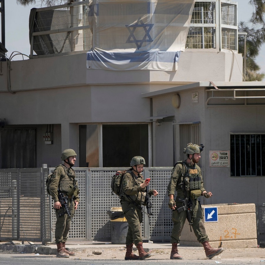 Israelische Soldaten stehen in der Nähe des Ortes eines tödlichen Schusswechsels Wache, bei dem nach israelischen Angaben drei Menschen an der Allenby-Brücke zwischen dem Westjordanland und Jordanien erschossen wurden. © AP/dpa Foto: Mahmoud Illean