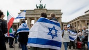 Demonstranten mit Israel Flaggen vor dem Brandenburger Tor in Berlin. © picture alliance / ZUMAPRESS.com | Michael Kuenne Foto: Michael Kuenne