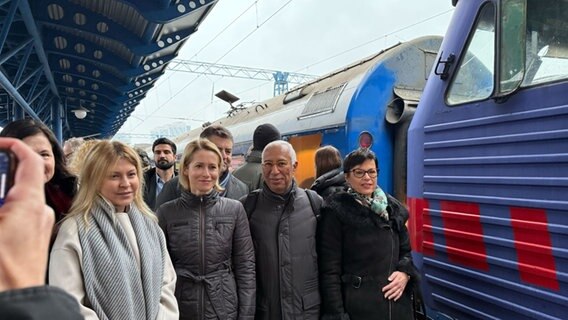 Der neue EU-Ratspräsident António Costa, die neue EU-Außenbeauftragte Kaja Kallas (2.v.l) und die neue EU-Erweiterungskommissarin Marta Kos (r) kommen wenige Stunden nach ihrer Amtsübernahme zu einem Besuch in der ukrainischen Hauptstadt Kiew an und werden von Vizeministerpräsidentin Olha Stefanischyna begrüßt.
Service © picture alliance/dpa | Ansgar Haase Foto: Ansgar Haase