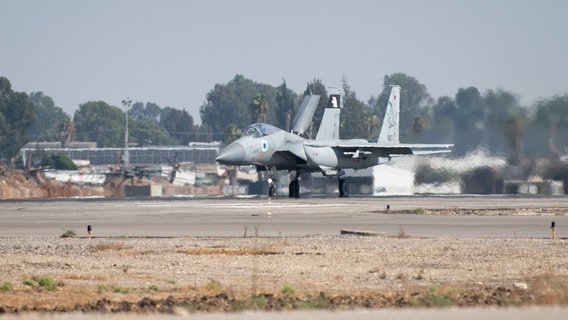 F15-Kampfjets der israelischen Luftwaffe bereiten sich auf den Start zu einem Einsatz vor. © ZUMA Press Wire/dpa Foto: Idf Spokesperson