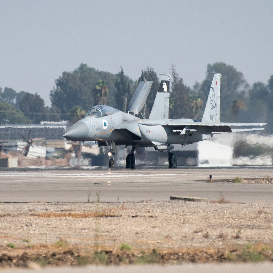 F15-Kampfjets der israelischen Luftwaffe bereiten sich auf den Start zu einem Einsatz vor. © ZUMA Press Wire/dpa Foto: Idf Spokesperson