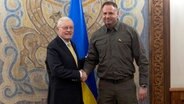 Der US-Gesandte für die Ukraine, Keith Kellogg (links), und der Leiter des ukrainischen Präsidialamtes, Andrij Jermak (rechts), geben sich die Hand. © Press Service Of The President O/AP/dpa 