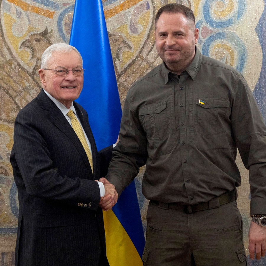 Der US-Gesandte für die Ukraine, Keith Kellogg (links), und der Leiter des ukrainischen Präsidialamtes, Andrij Jermak (rechts), geben sich die Hand. © Press Service Of The President O/AP/dpa 